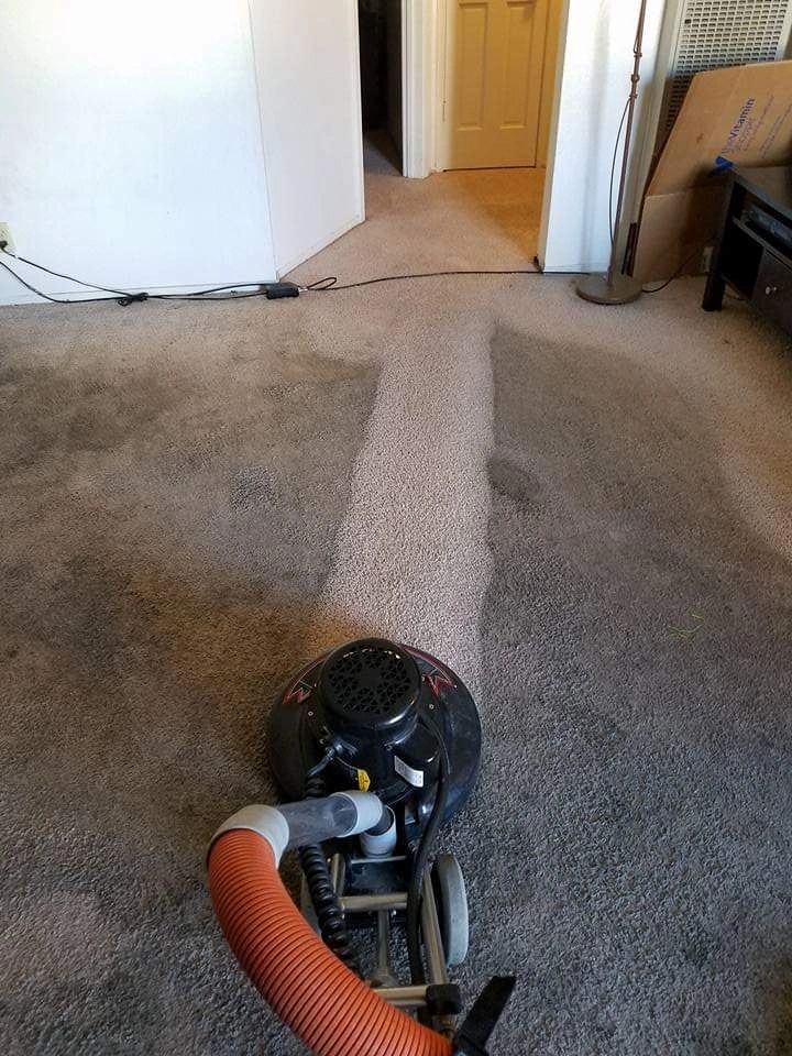 Carpet cleaning machine